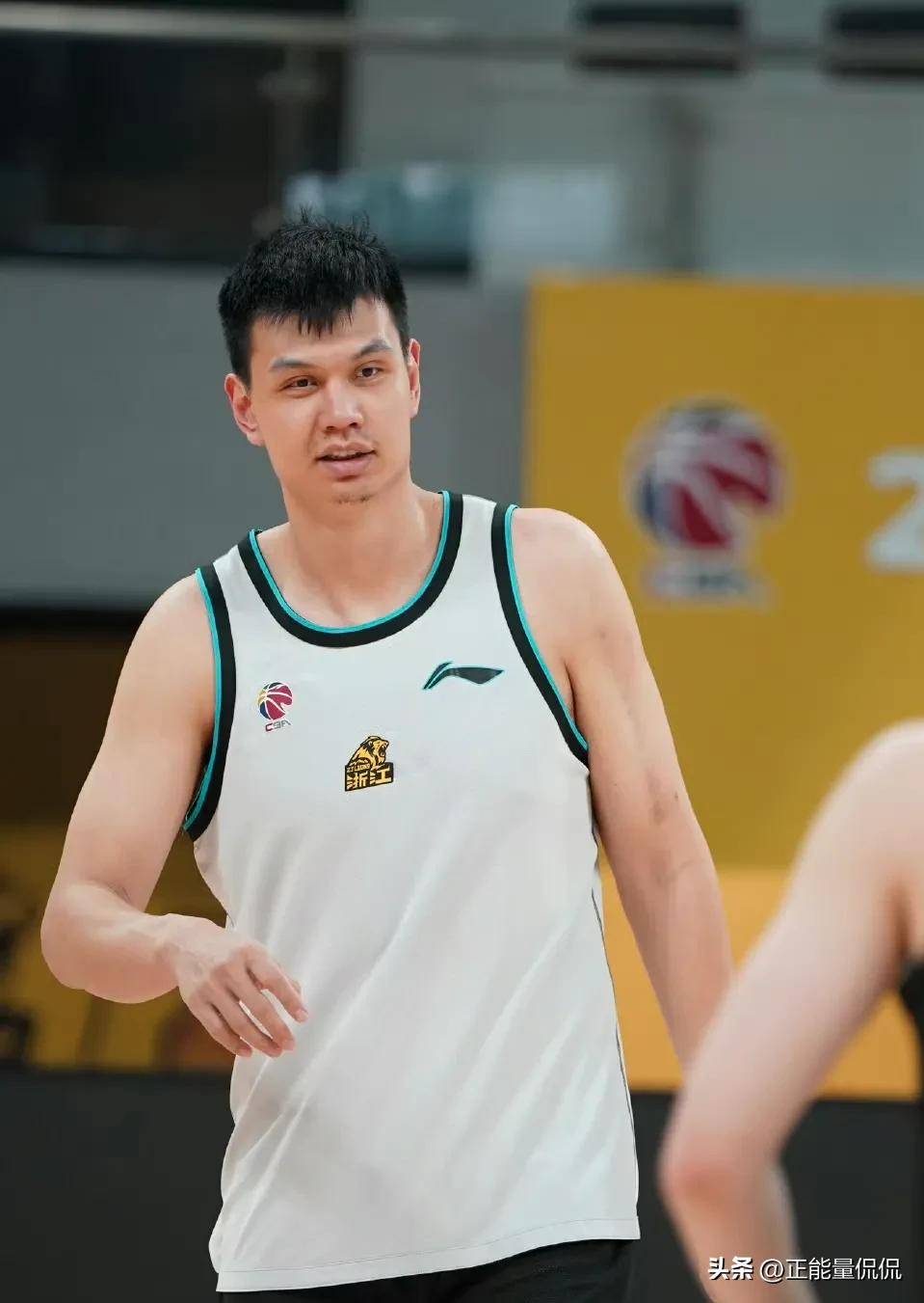 金年会体育-广厦男篮转会期单刀错失；志在CBA常规赛名次提升；信心回归；身体对抗强度拉满的简单介绍